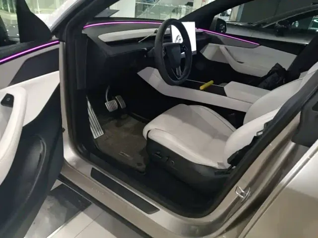 Tesla Model Y L — Фото автомобиля 14