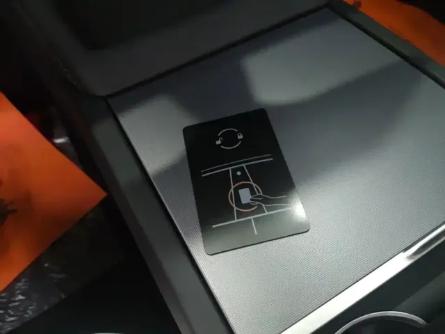 Tesla Model 3 — Фото автомобиля 8
