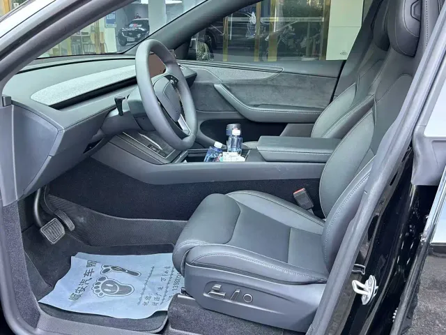 Tesla Model Y L — Фото автомобиля 3