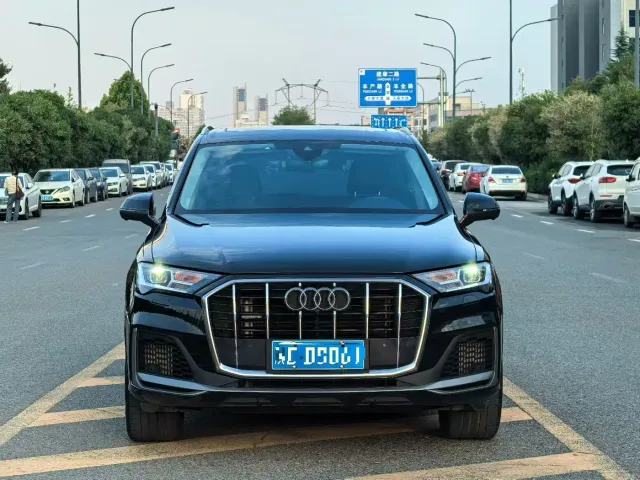 Audi Q7 — Фото автомобиля 2