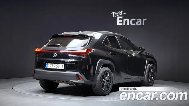 Lexus UX — Фото автомобиля 2