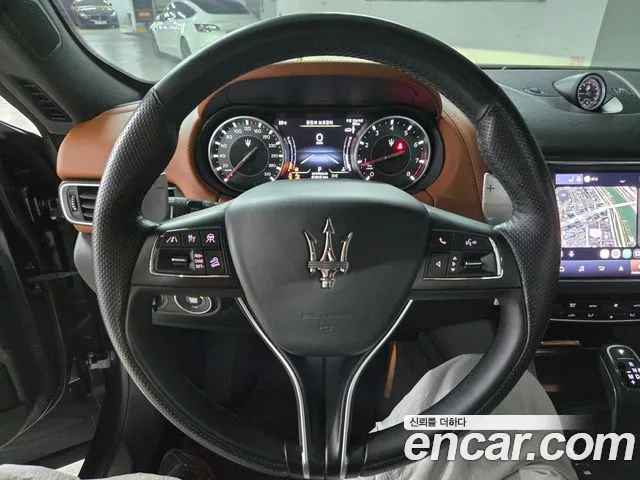 Maserati Levante — Фото автомобиля 14