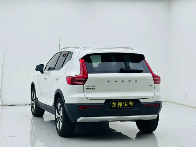 Volvo XC40 — Фото автомобиля 5