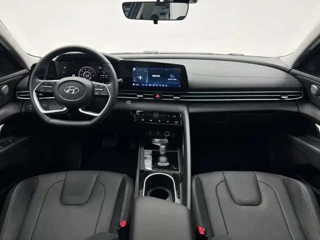 Hyundai Elantra — Фото автомобиля 24