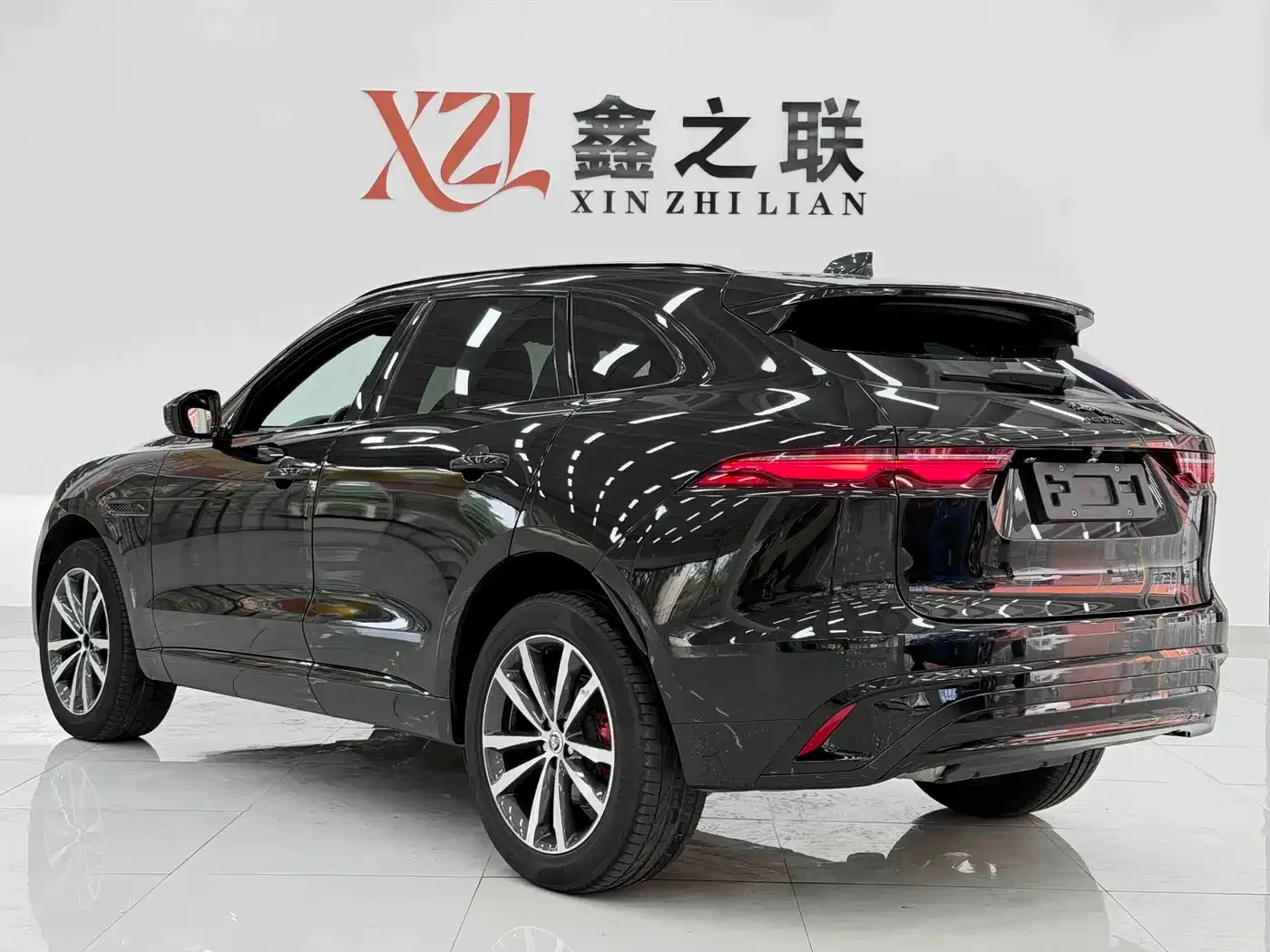 Jaguar Jaguar F-PACE 2024 P250 R-Dynamic SE — Фото автомобиля 4