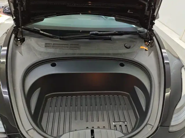 Tesla Model 3 — Фото автомобиля 29