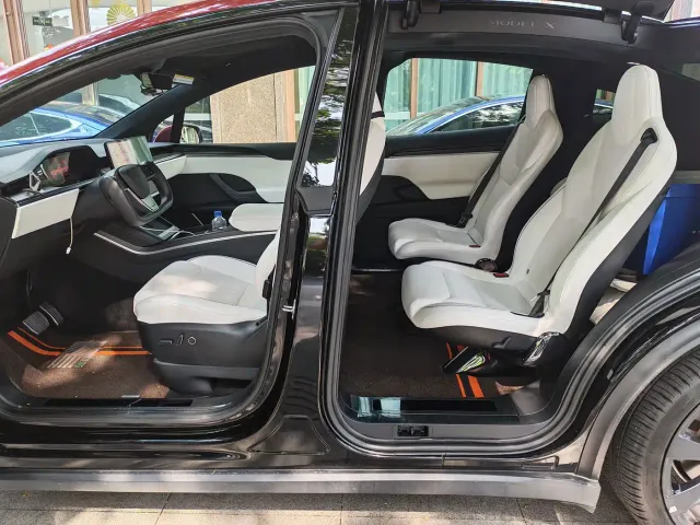 Tesla Model X — Фото автомобиля 8