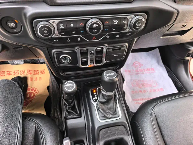 Jeep Wrangler — Фото автомобиля 20
