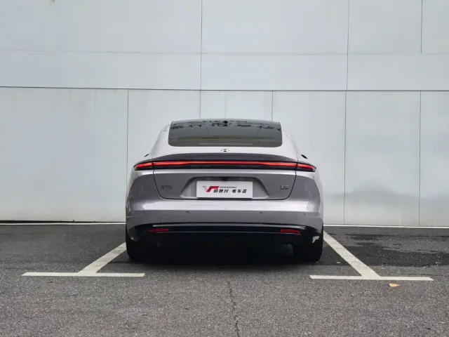 Nio ET5 — Фото автомобиля 5