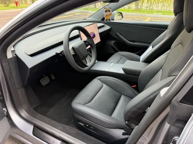 Tesla Model 3 — Фото автомобиля 9