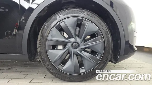 Tesla Model Y — Фото автомобиля 6