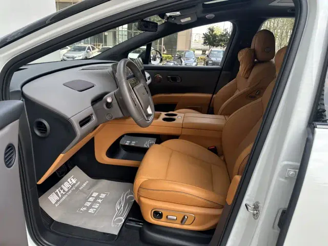 Li Auto i8 — Фото автомобиля 11