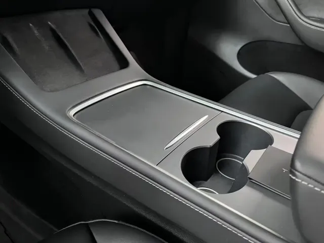 Tesla Model Y — Фото автомобиля 9