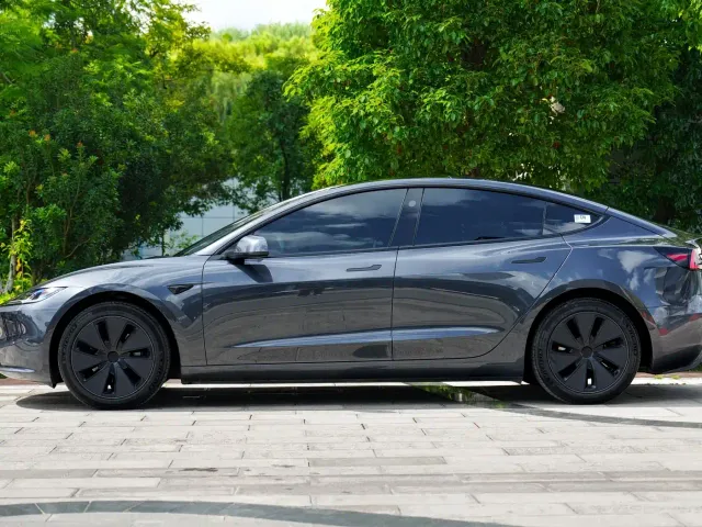 Tesla Model 3 — Фото автомобиля 5