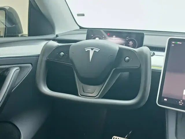 Tesla Model Y — Фото автомобиля 8