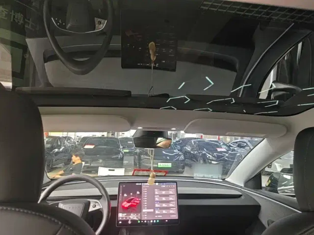 Tesla Model 3 — Фото автомобиля 17