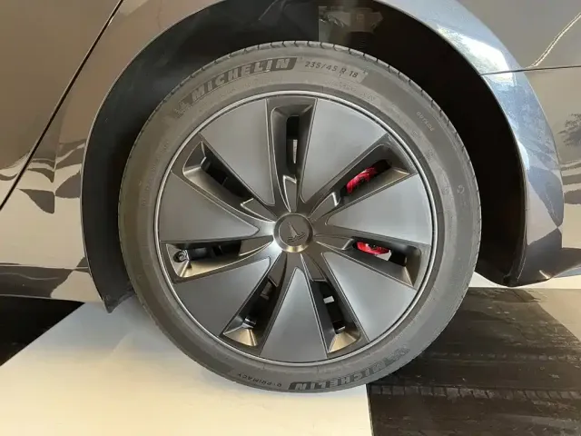 Tesla Model 3 — Фото автомобиля 11