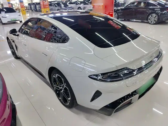 Xiaomi SU7 — Фото автомобиля 4