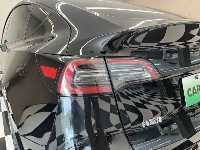 Tesla Model Y — Фото автомобиля 10