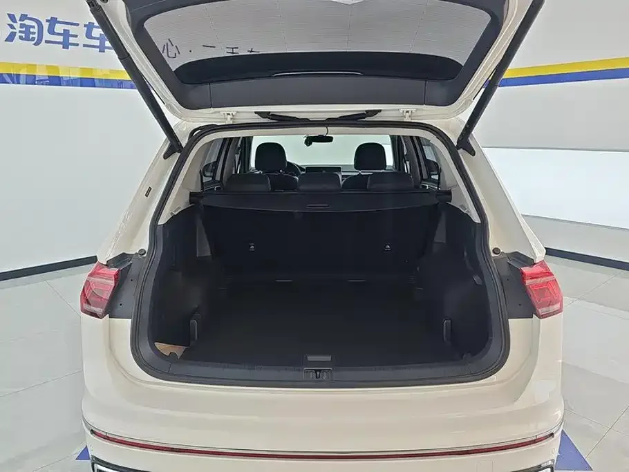 Volkswagen Tiguan L 2022 330TSI Auto 2WD R-Line Premium Edition — Фото автомобиля 4