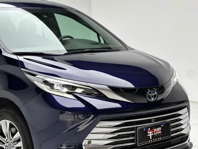 Toyota Sienna — Фото автомобиля 24