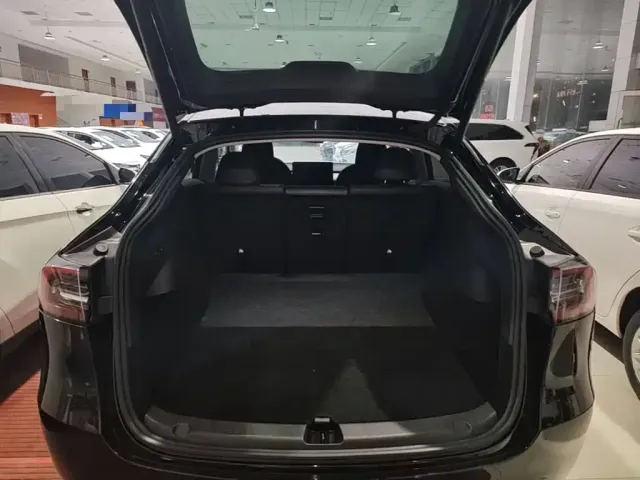 Tesla Model Y — Фото автомобиля 18