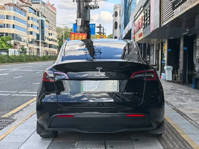 Tesla Model Y — Фото автомобиля 5