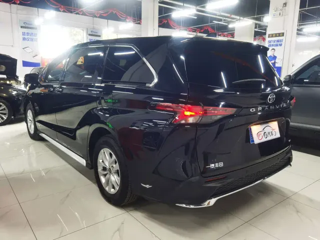 Toyota Granvia — Фото автомобиля 3