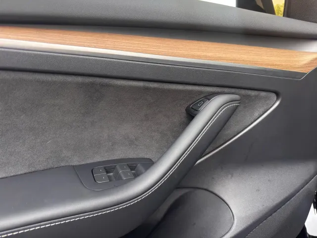 Tesla Model 3 — Фото автомобиля 12