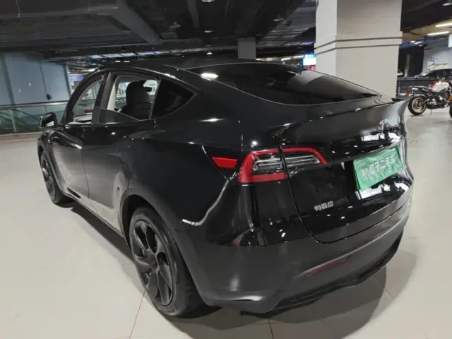 Tesla Model Y — Фото автомобиля 4