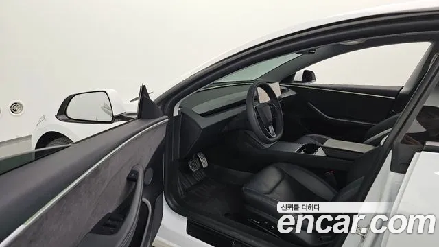 Tesla Model 3 — Фото автомобиля 15