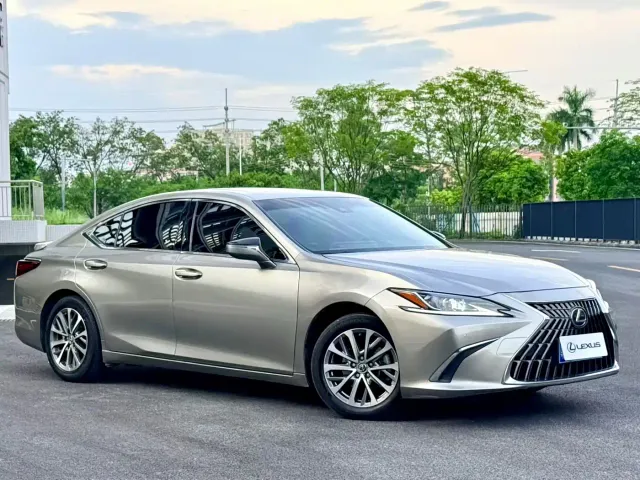 Lexus ES — Фото автомобиля 3