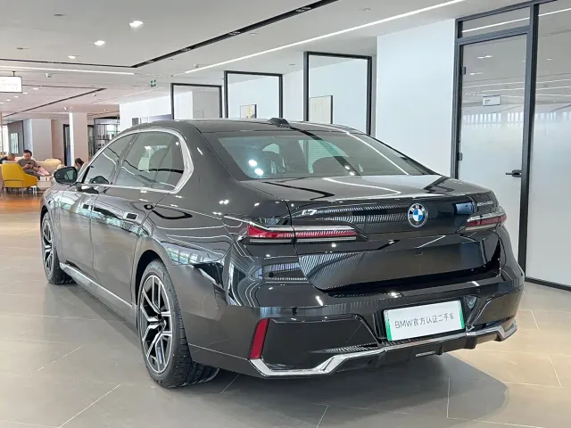 BMW i7 — Фото автомобиля 17