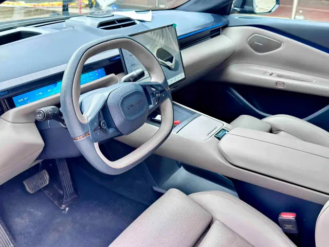 Lynk & Co Z10 — Фото автомобиля 8
