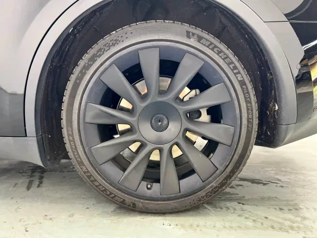 Tesla Model Y — Фото автомобиля 17