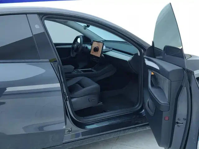 Tesla Model Y — Фото автомобиля 8