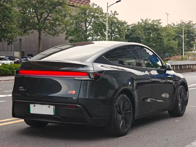 Tesla Model Y — Фото автомобиля 7