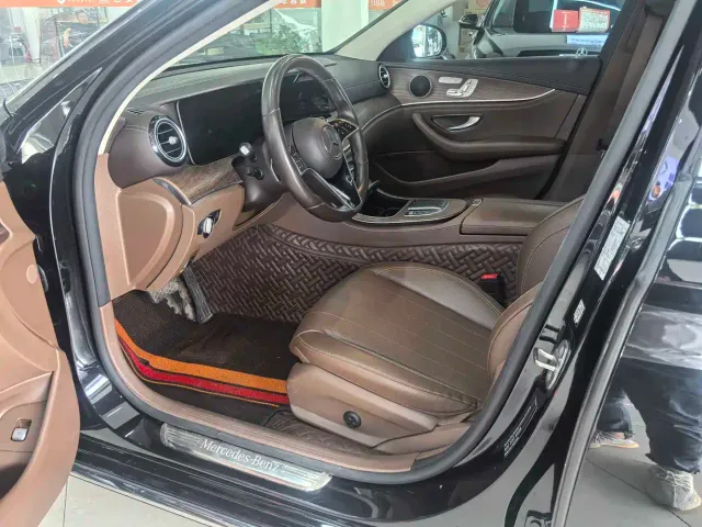 Mercedes-Benz E-Class — Фото автомобиля 4