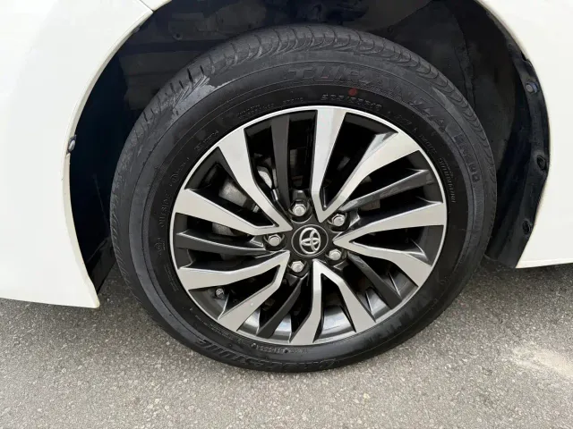 Toyota Corolla Twin Engine E+ — Фото автомобиля 4
