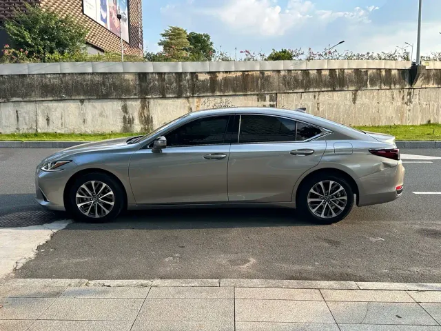 Lexus ES — Фото автомобиля 8
