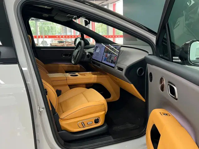 Li Auto i8 — Фото автомобиля 4
