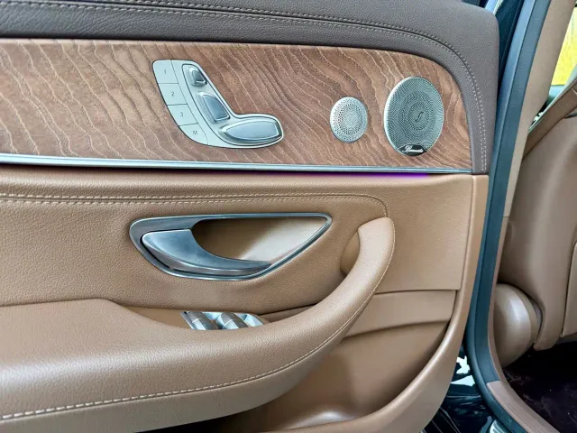 Mercedes-Benz E-Class — Фото автомобиля 11