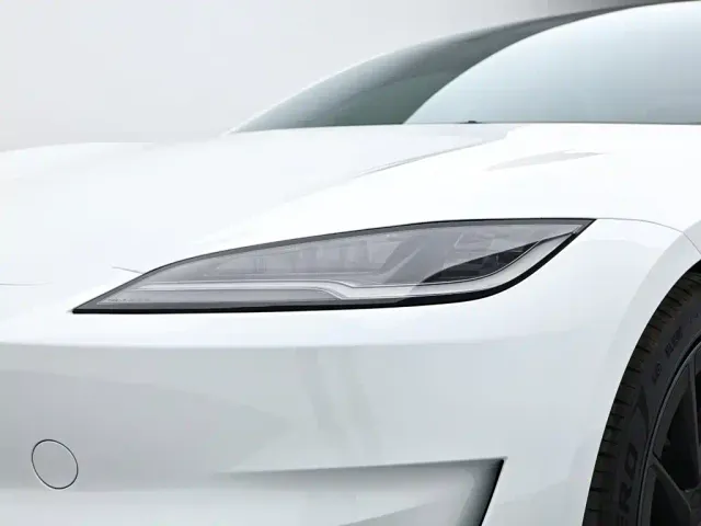 Tesla Model 3 — Фото автомобиля 10