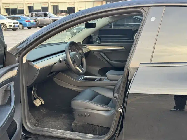 Tesla Model Y — Фото автомобиля 4
