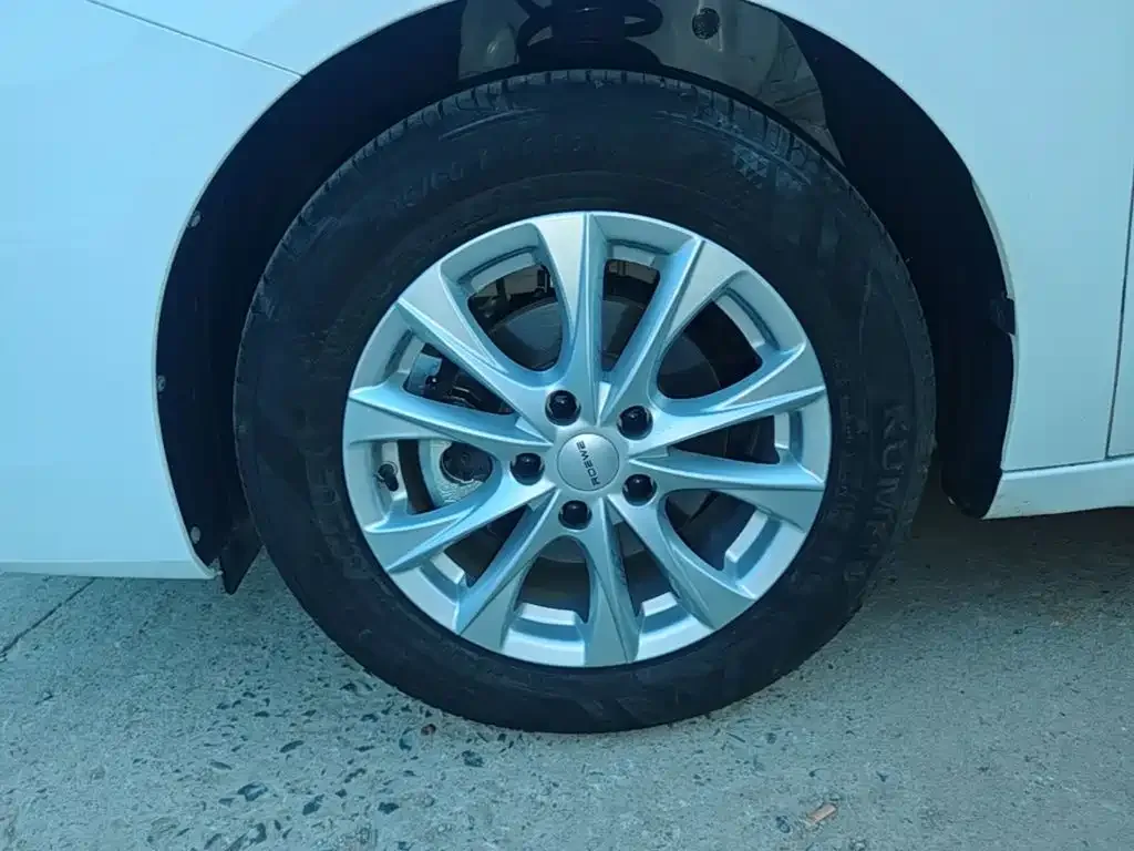 Roewe Roewe i5 2023 1.5L Manual Comfort Edition — Фото автомобиля 24
