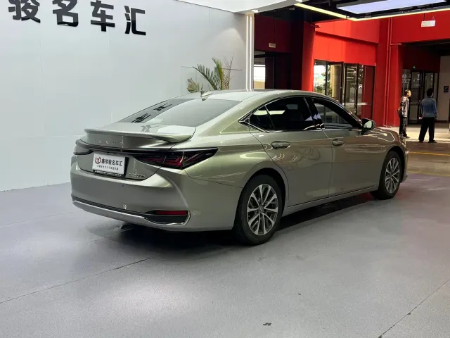 Lexus ES — Фото автомобиля 15