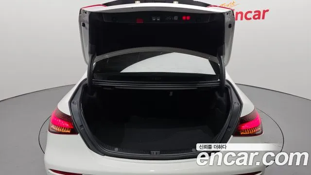 Mercedes-Benz E-Class — Фото автомобиля 20