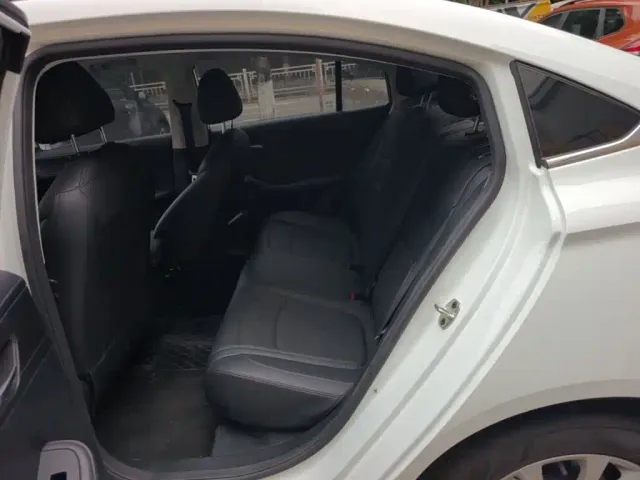 Roewe i5 — Фото автомобиля 16