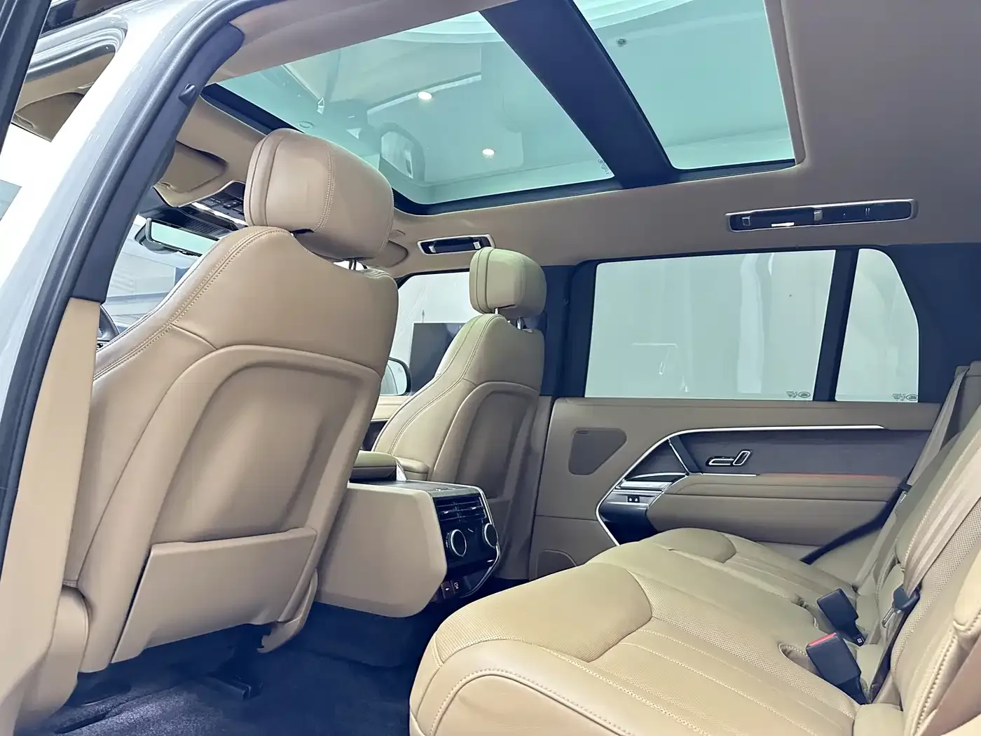 Land Rover Range Rover 2025 3.0 L6 400PS Flourishing Era Extended Wheelbase — Фото автомобиля 14