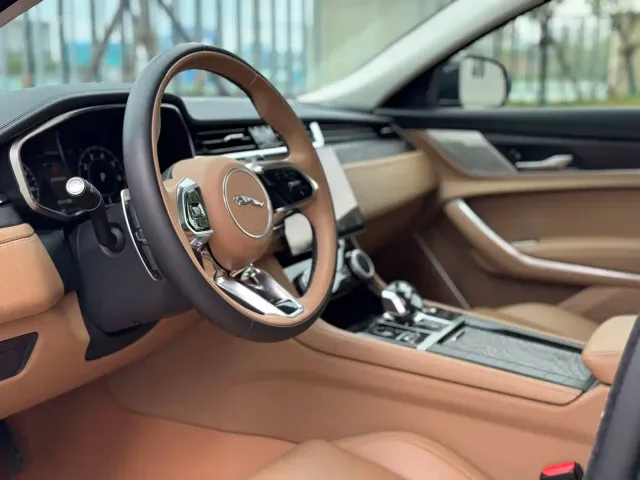 Jaguar XFL — Фото автомобиля 5